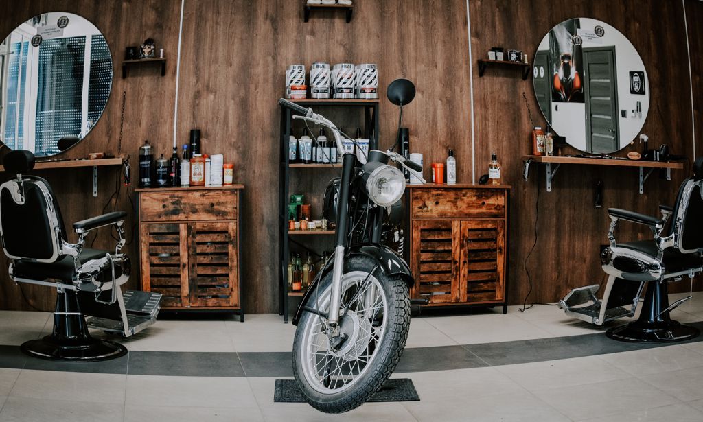 Wnętrze Chillout Barber — fotel barberski i motocykl