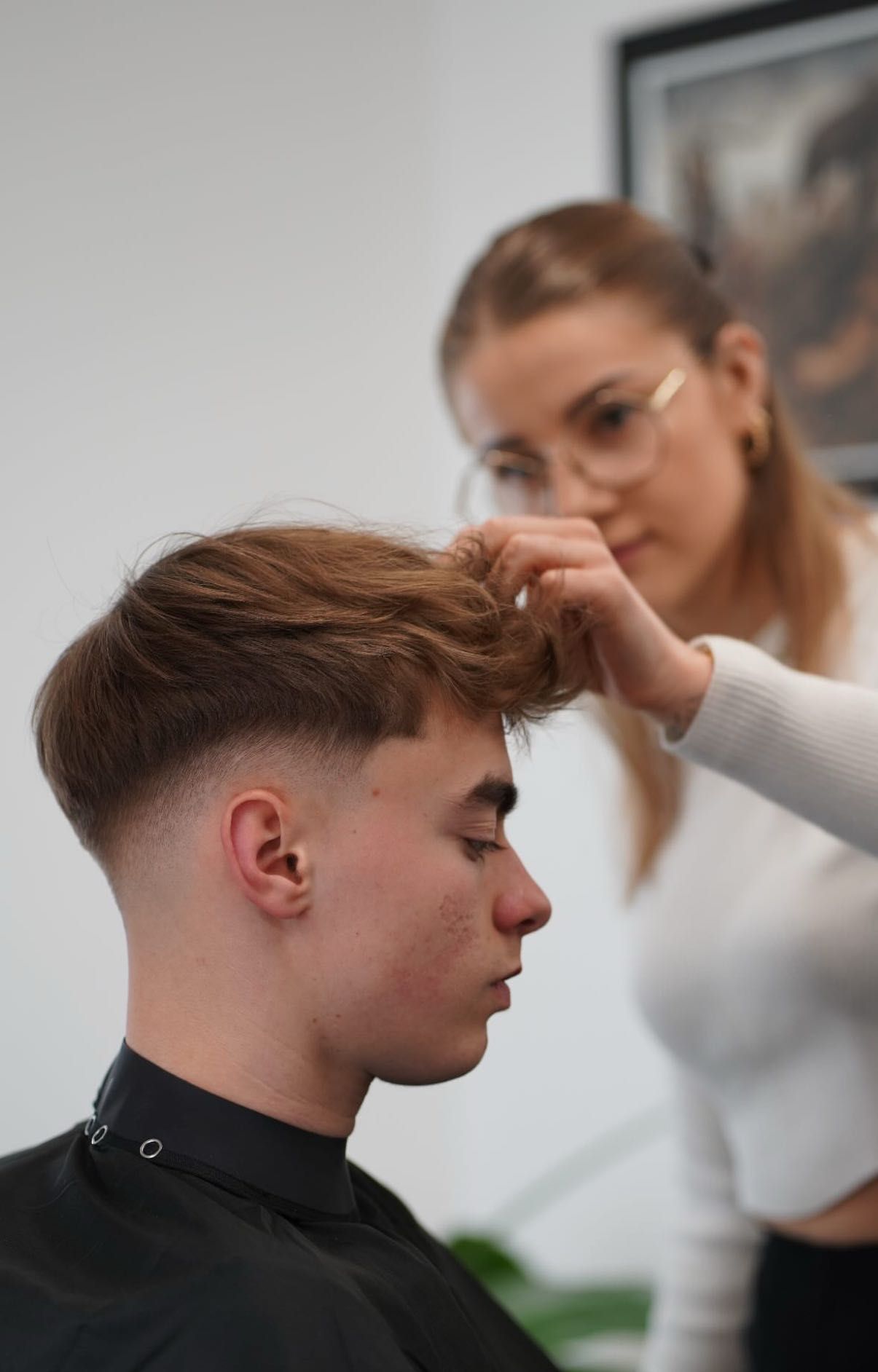 Barber w pracy — strzyżenie klienta w Chillout Barber